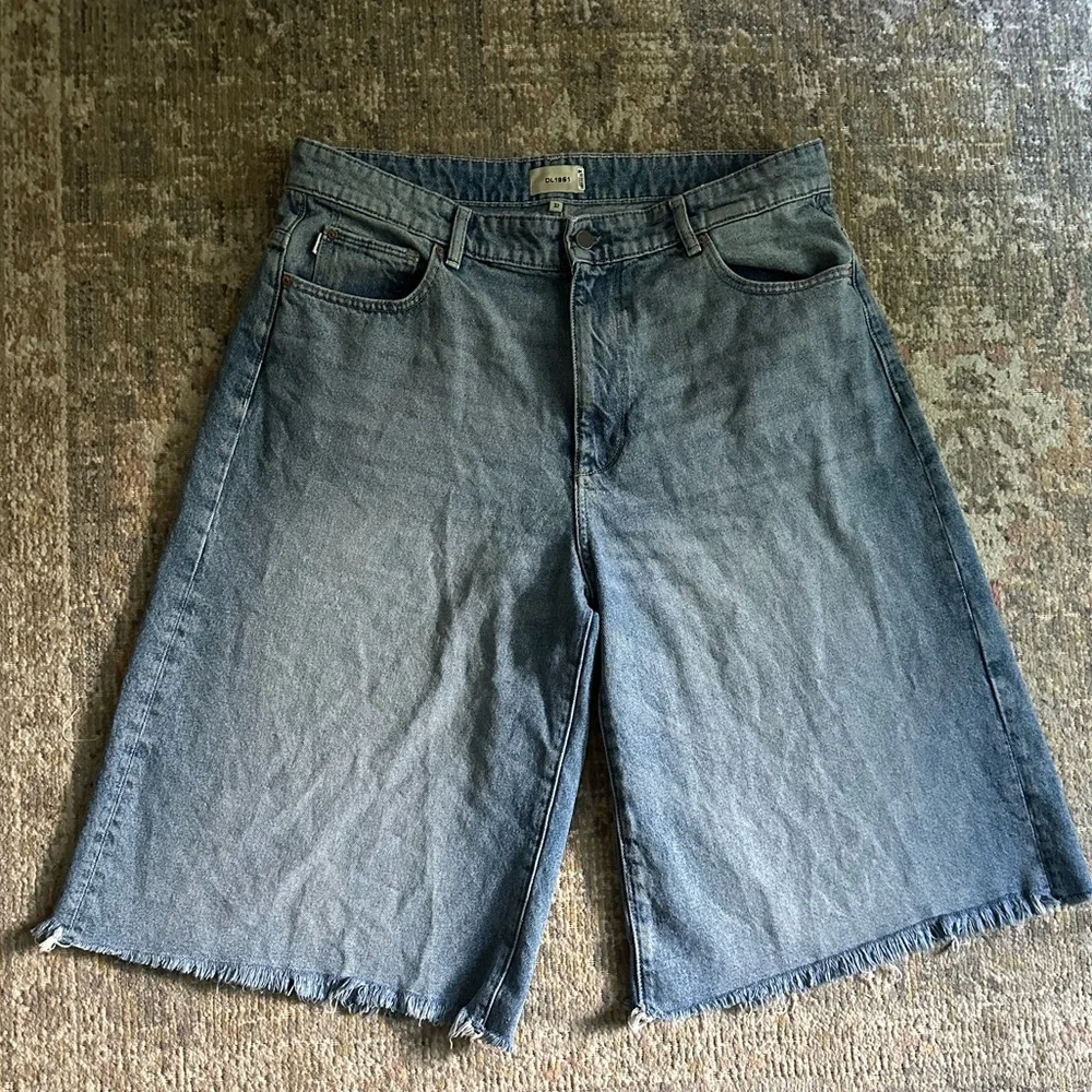DL1961 Lucila Ultra High Rise 15” Denim Bermuda Shorts Clear Sky Size 32 Revolve